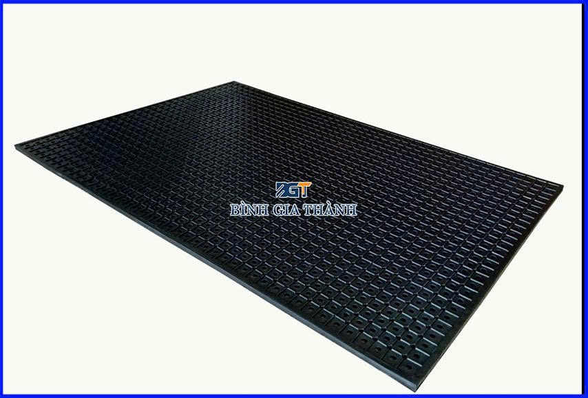 cao-su-chong-truot-thoat-nuoc