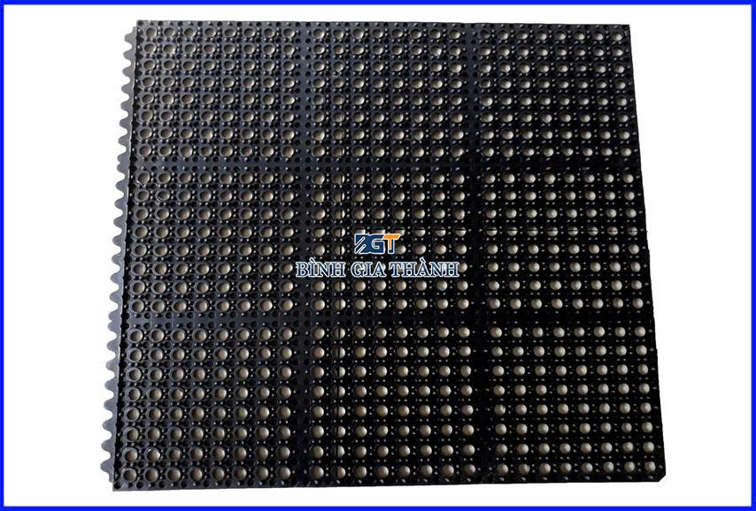 Cao-su-trai-san-co-lo-thoat-nuoc