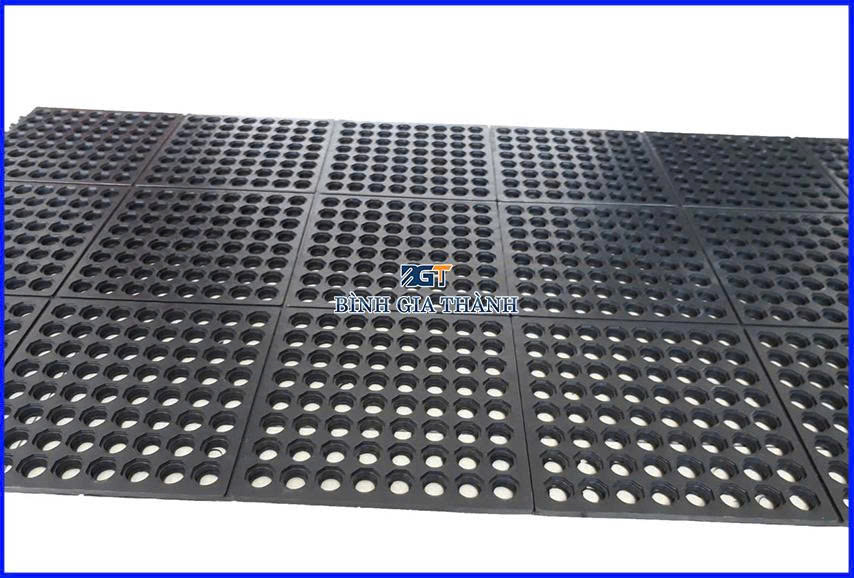 cao-su-chong-truot-thoat-nuoc