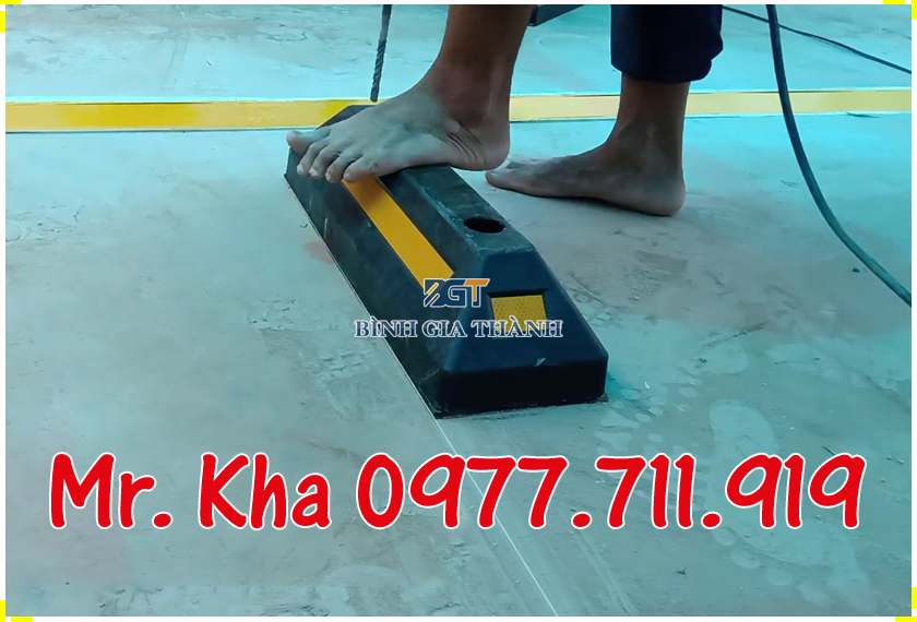 Lap dat chan lui xe cao su 01