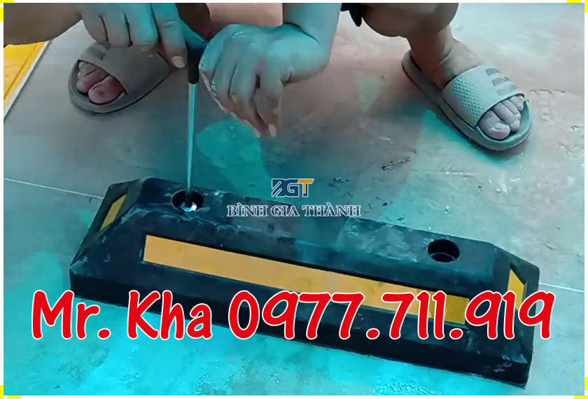 Lap dat chan lui xe cao su 04