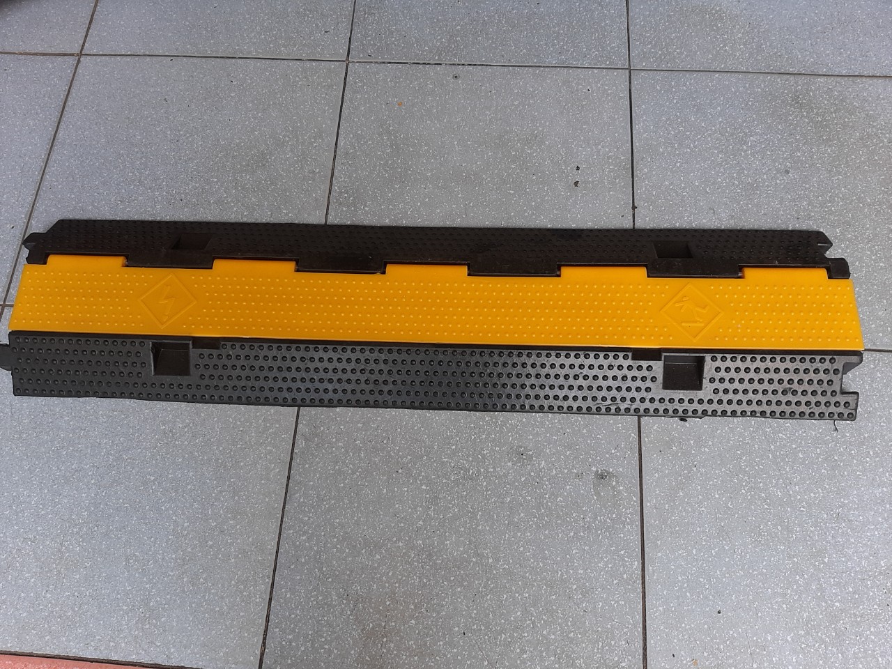 GỜ GIẢM TỐC BẢO VỆ CÁP 2 RÃNH BÌNh GIA THÀNH