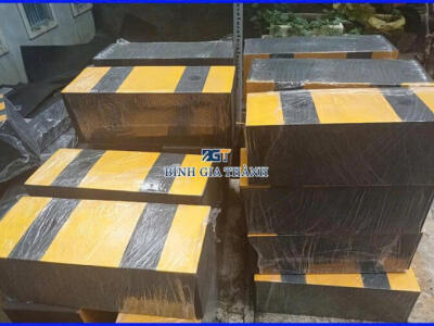 CAO SU GIẢM CHẤN DOCK LEVELER: GIẢI PHÁP BẢO VỆ TỐI ƯU CHO HỆ THỐNG BỐC DỠ HÀNG HÓA