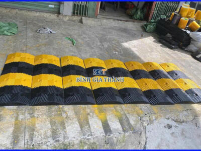 GỜ GIẢM TỐC BẰNG CAO SU CÓ PHẢN QUANG DÀY 5CM RỘNG 35CM DÀI 1M