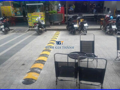 GỜ GIẢM TỐC GẮN Ở KHU DÂN CƯ, BÃI ĐẬU XE