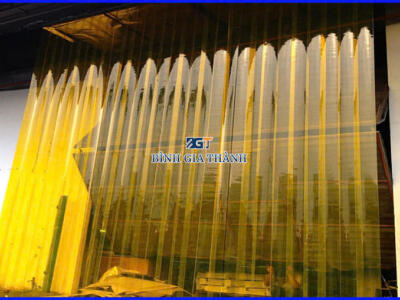 MÀN RÈM NHỰA PVC CÓ GÂN 